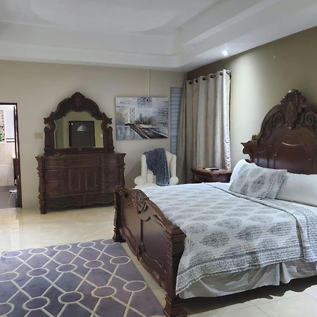 The Palms- Caribbean Estates -10 Minutes From The Beach- Gated Community Portmore Dış mekan fotoğraf